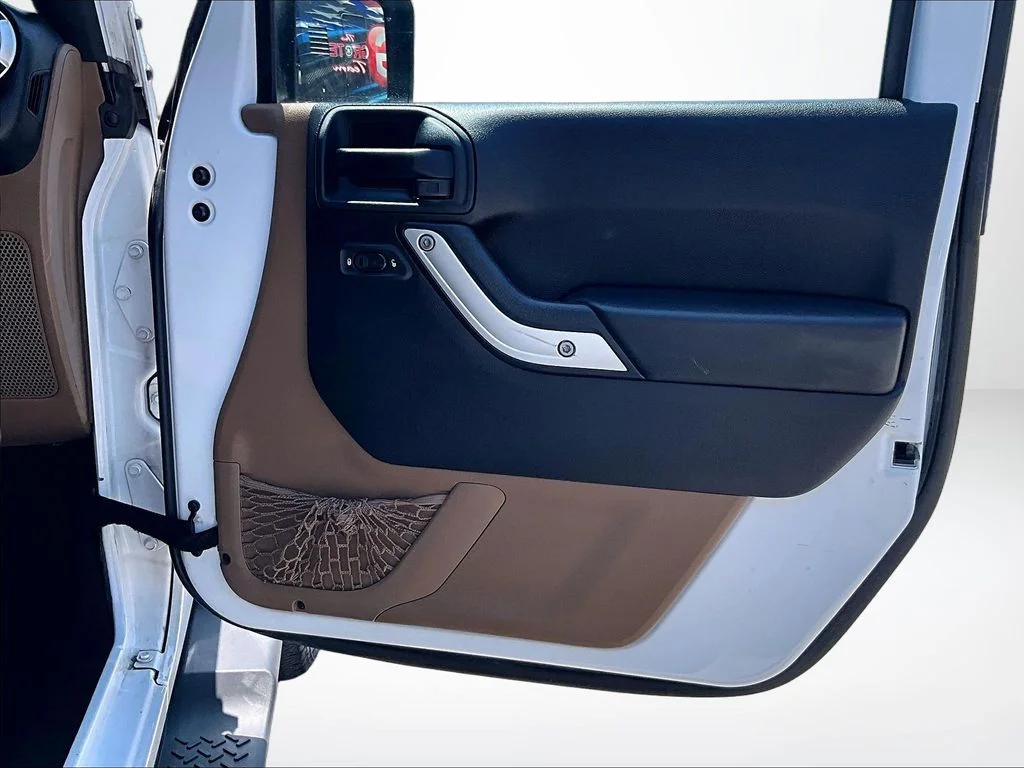 Used 2015 White Jeep Unlimited Sahara image 25