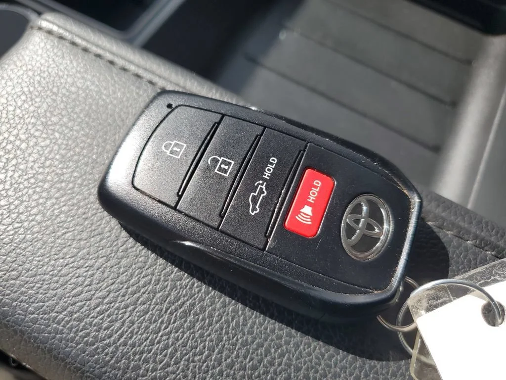 Used 2022 White Toyota SR5 image 27