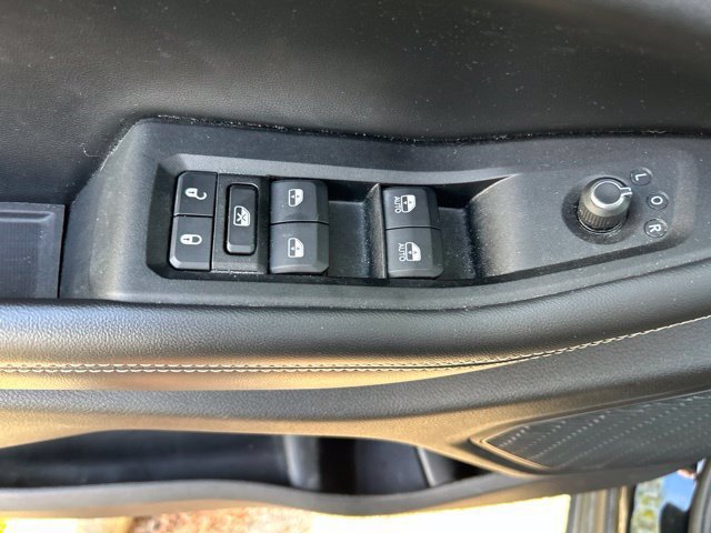 Used 2023 Diamond Black Crystal Pearlcoat Jeep Limited image 17