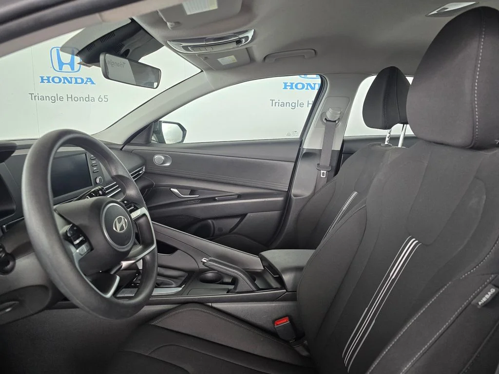 Used 2025  Hyundai SE image 10