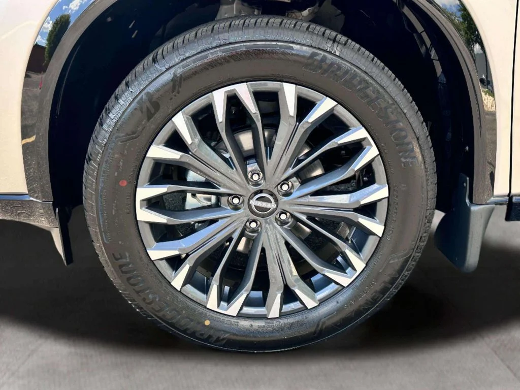 New 2026 Champagne Silver Metallic / Super Black Two-tone Nissan Platinum image 12