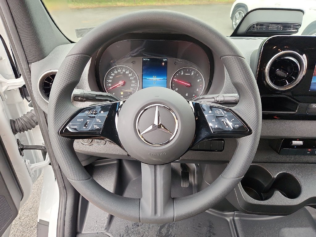 New 2026 Arctic+White Mercedes-Benz Cargo 170 WB image 32