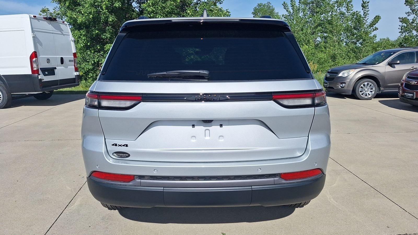 New 2026 Silver Zynith Exterior Paint Jeep Altitude image 5