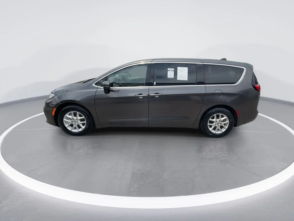 Used 2023 Gray Chrysler Touring L image 5