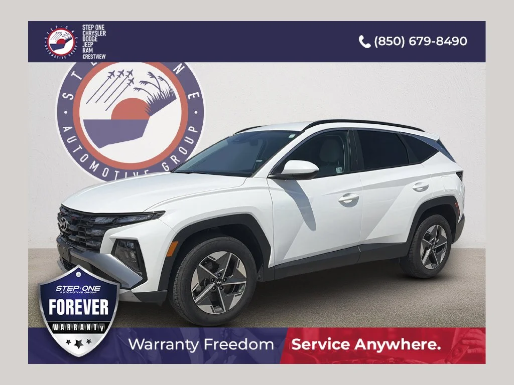 Used 2025 White Hyundai SEL image 1