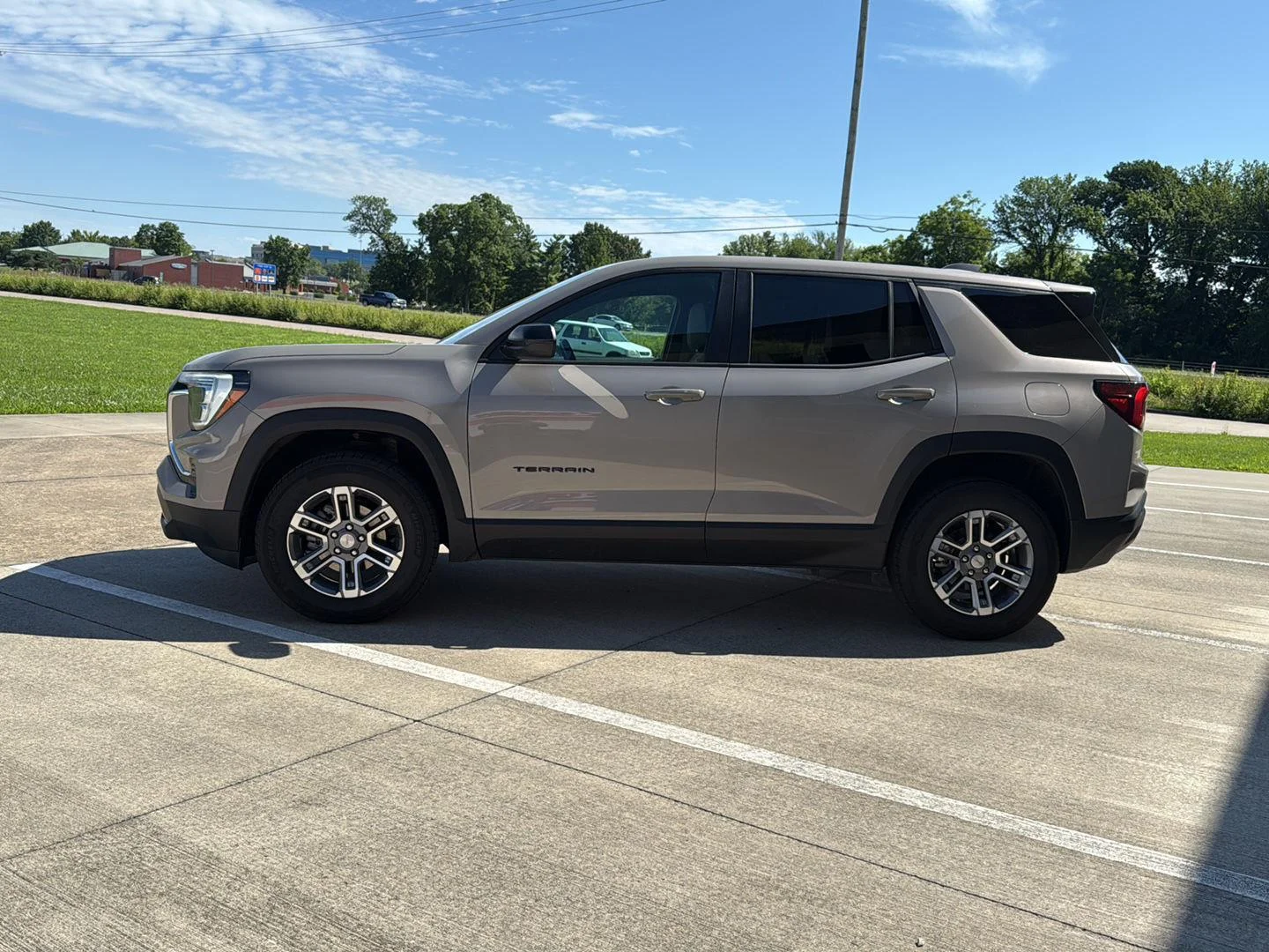 Used 2026 Riverstone Metallic GMC FWD Elevation image 8