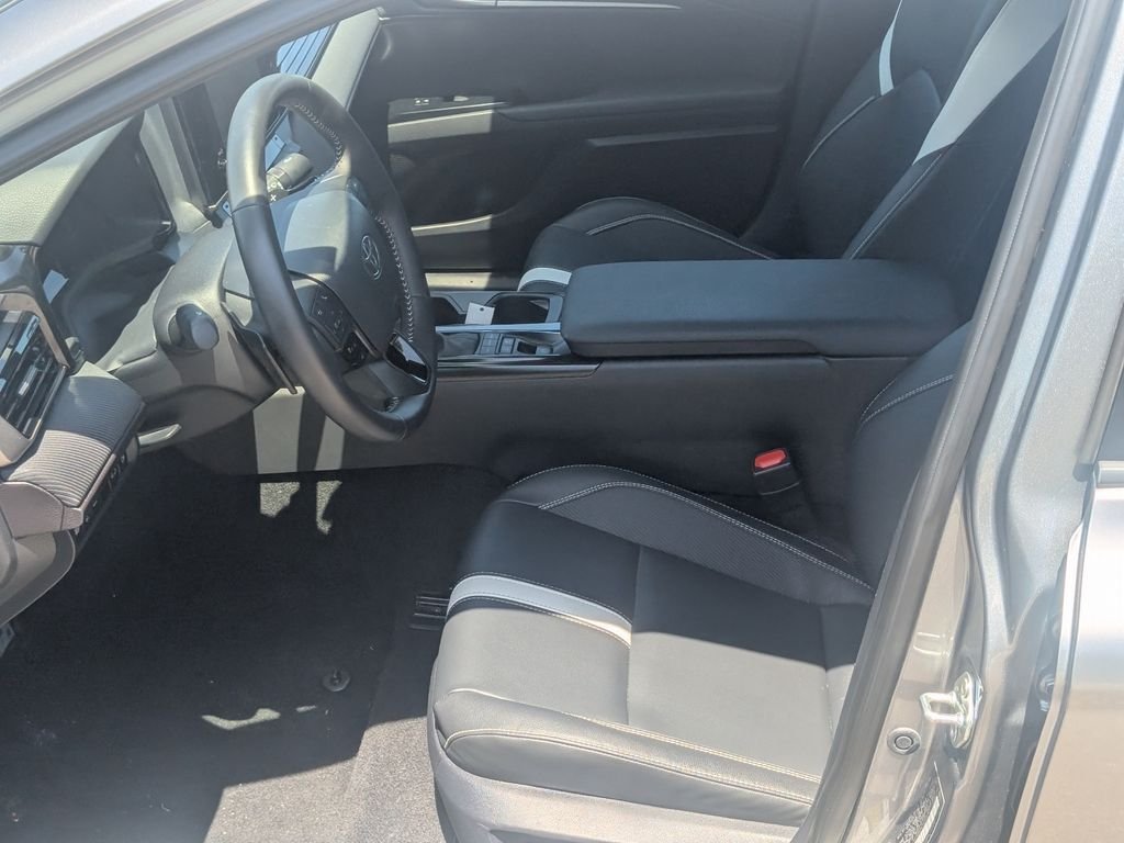 2025 Toyota Camry SE - Photo 13