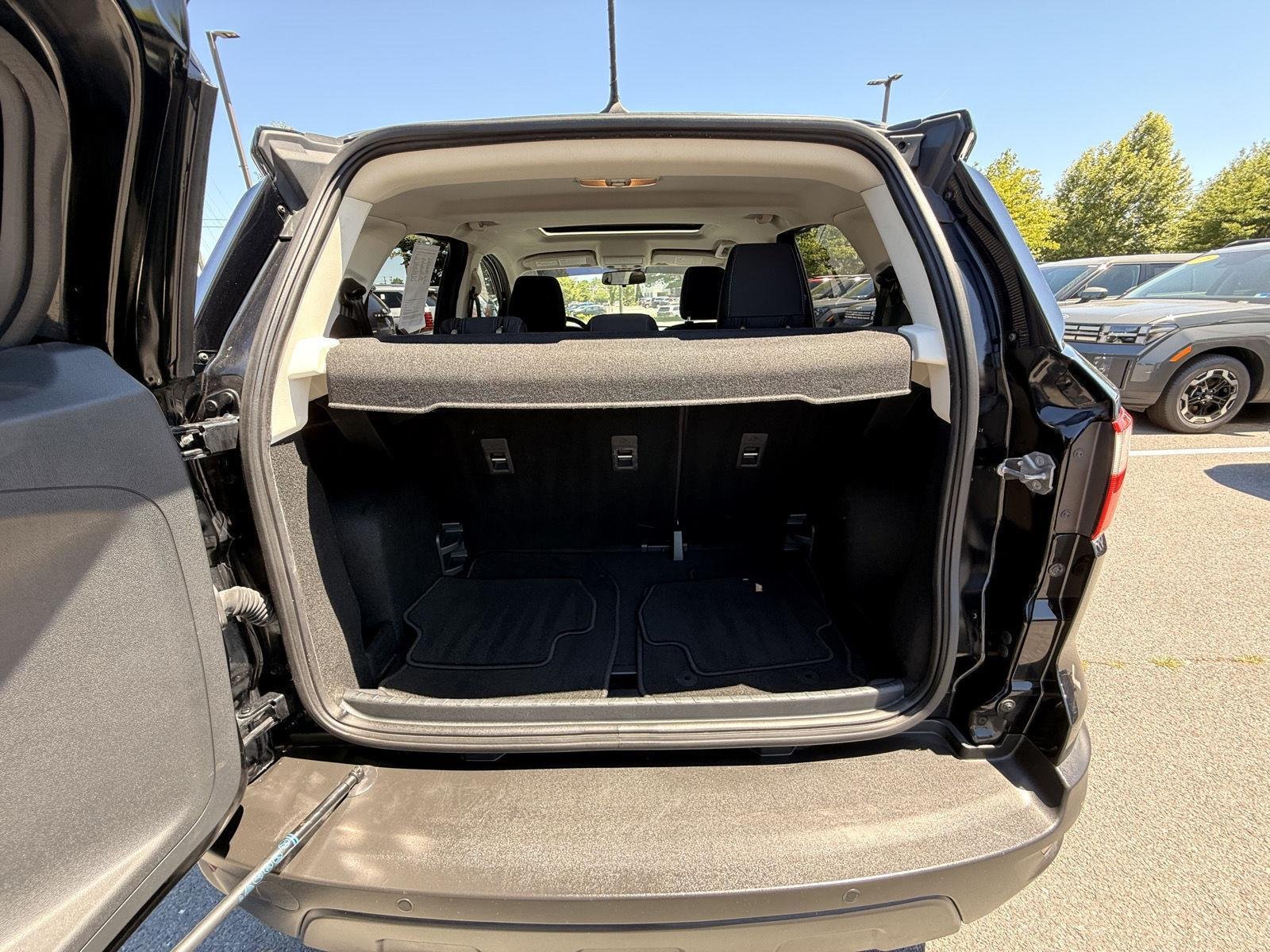 Used 2019 Shadow Black Ford SE image 18