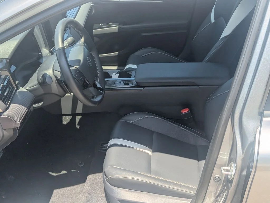 Used 2025  Toyota SE image 13