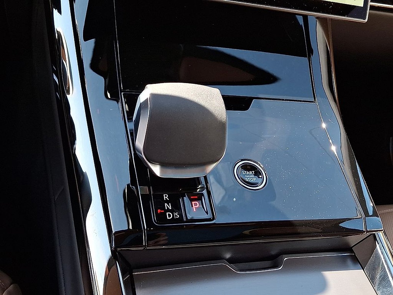 New 2026  Land Rover P400 Dynamic SE image 12