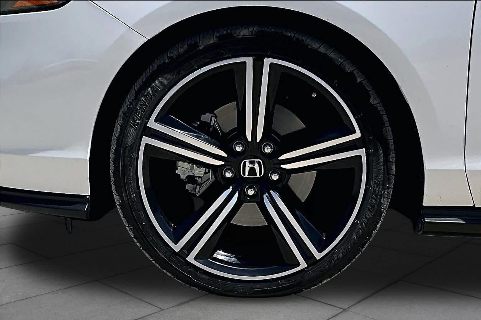 Used 2023 Platinum White Pearl Honda Sport image 19