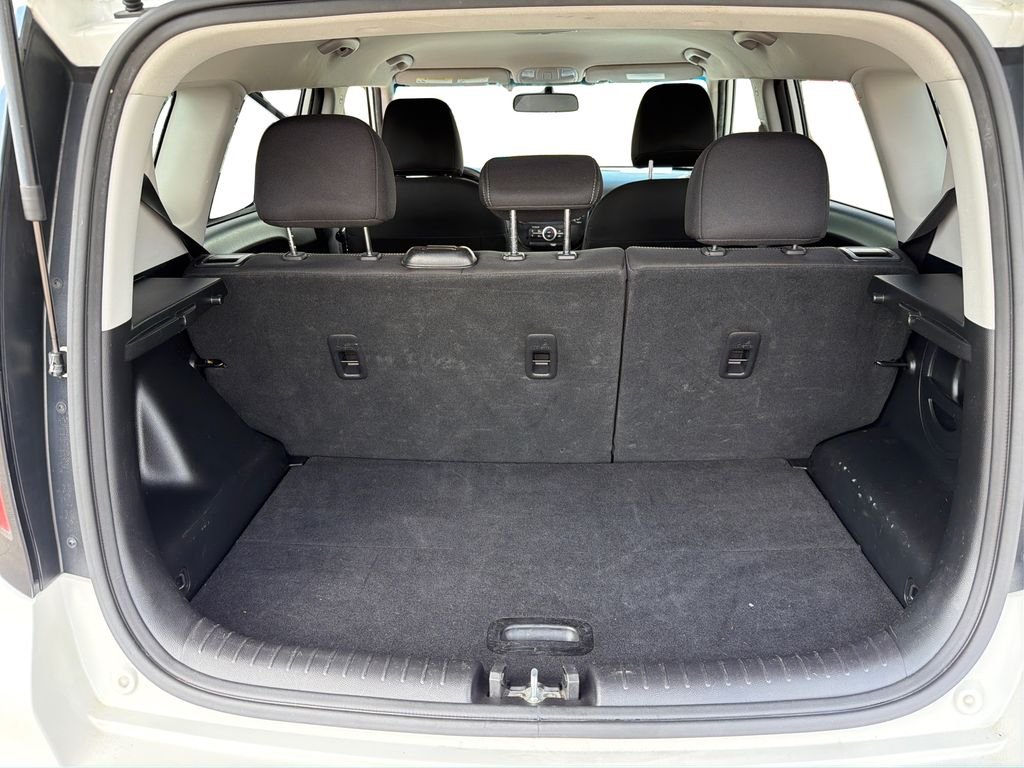 Used 2019 Clear White Kia + image 13