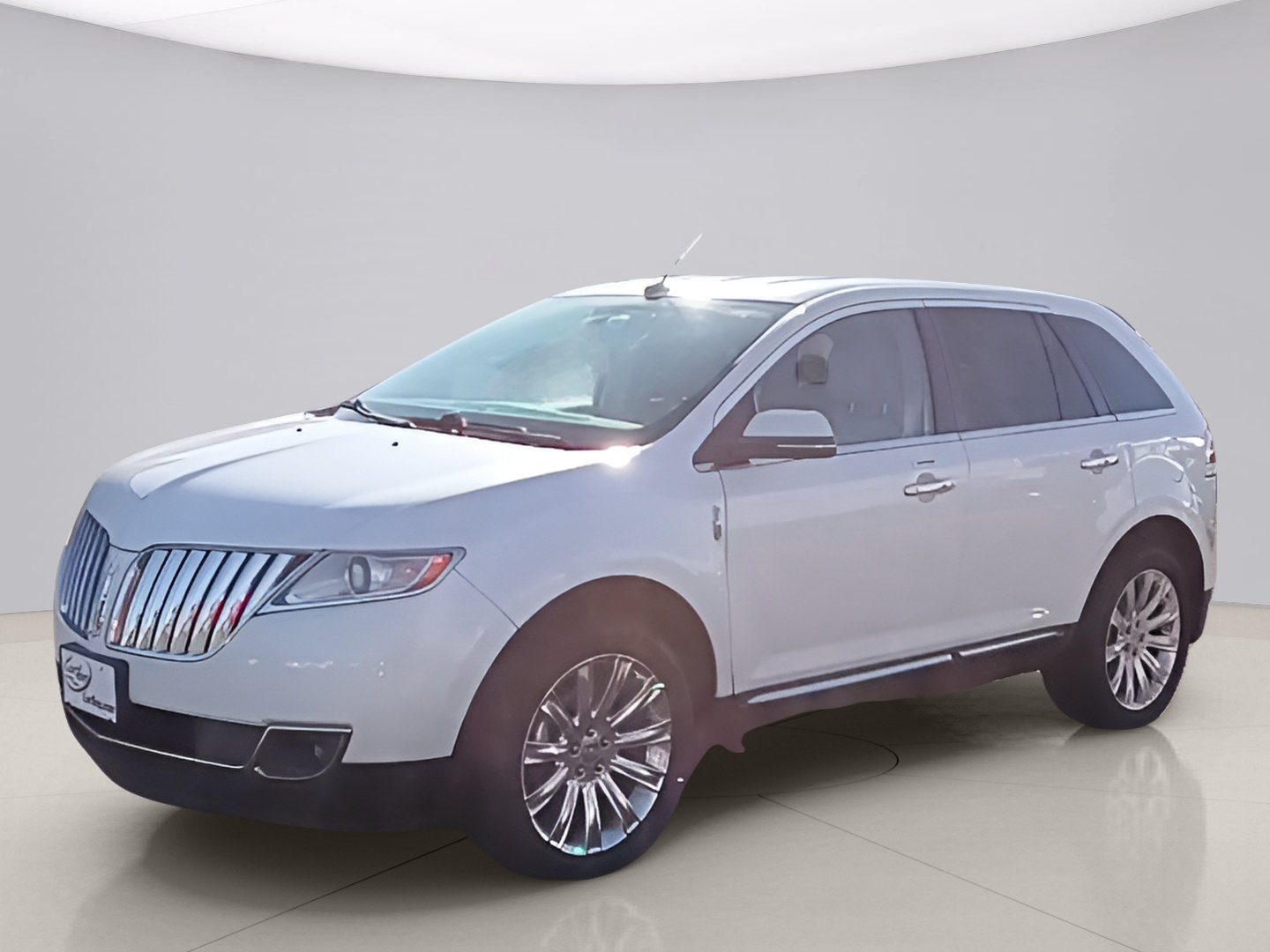 Used 2013 White Lincoln AWD image 1