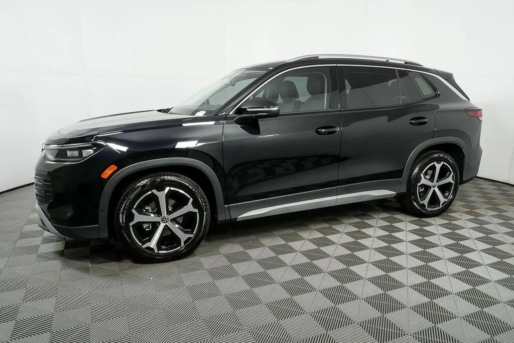 New 2026 Deep Black Pearl Volkswagen SE image 5