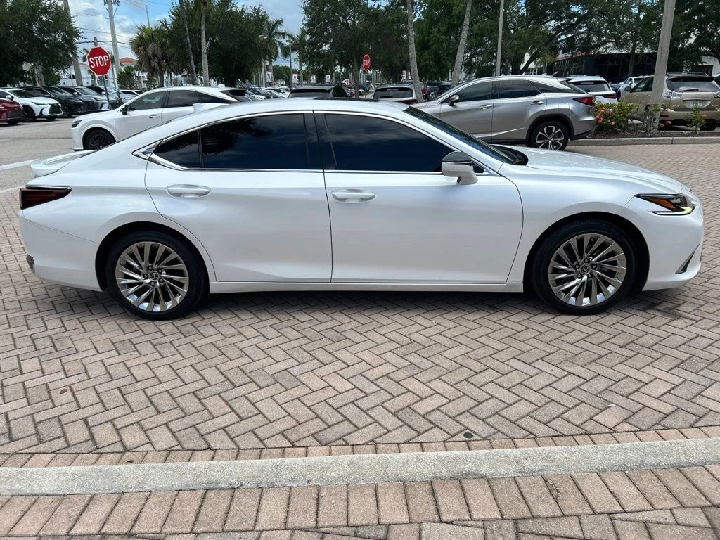 Certified Used 2022 EMINENT WHITE PEARL Lexus 300h Ultra Luxury image 2