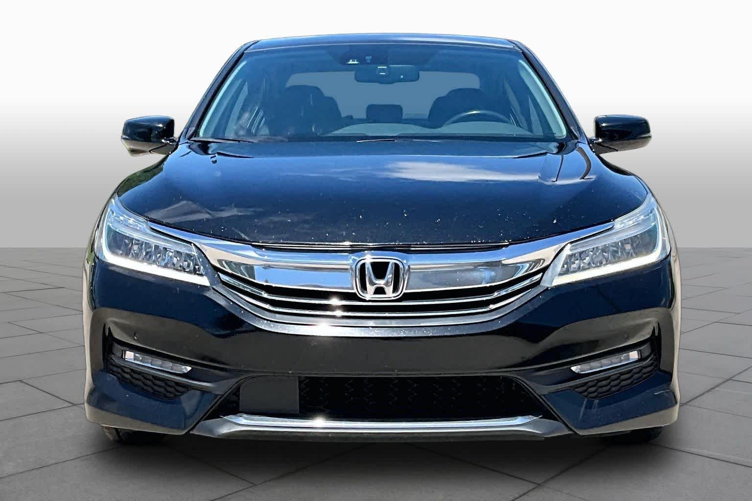 Used 2017 Crystal Black Pearl Honda Touring image 4