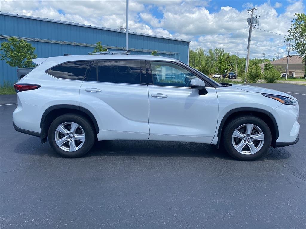 Used 2022 Wind Chill Pearl Toyota LE image 11