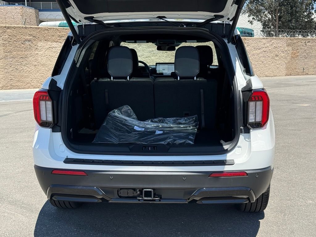 New 2026 Star White Metallic Tri-Coat Ford ST-Line image 15