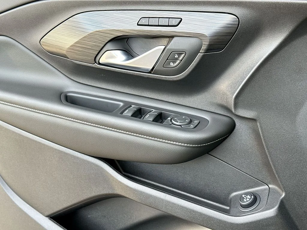 Used 2024  GMC SLT image 11