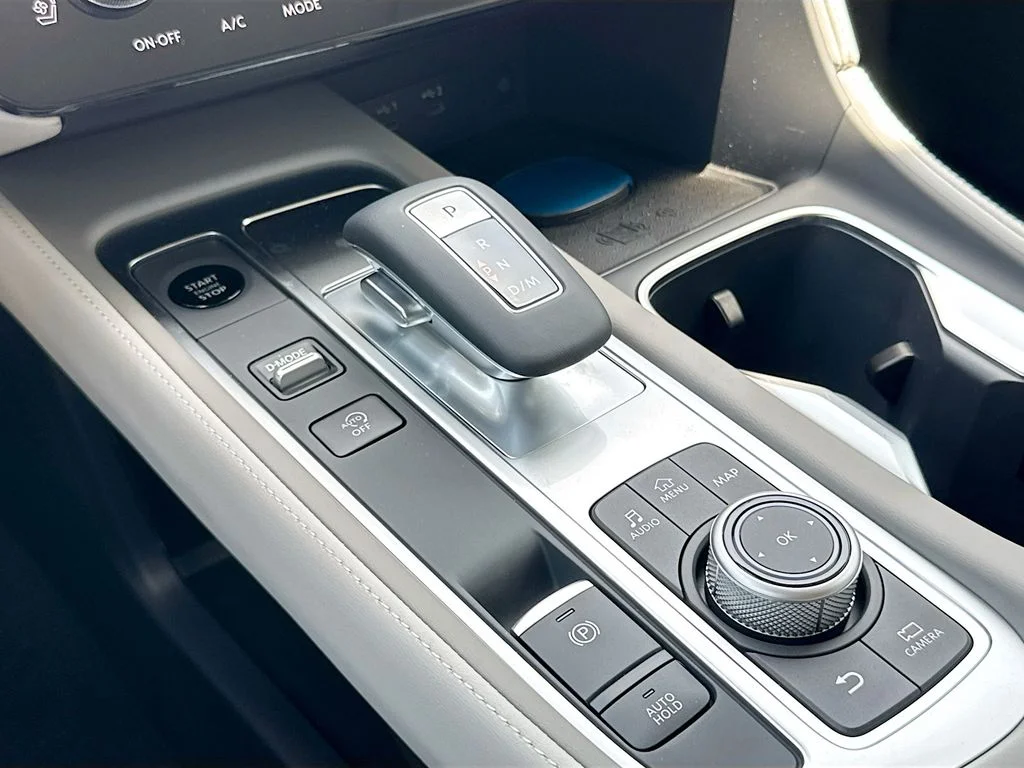 New 2027 RADIANT WHITE INFINITI Luxe FWD image 17