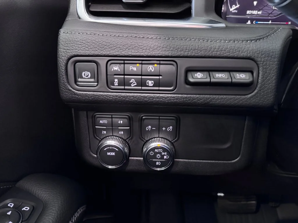 2024 GMC Yukon Denali - Photo 28