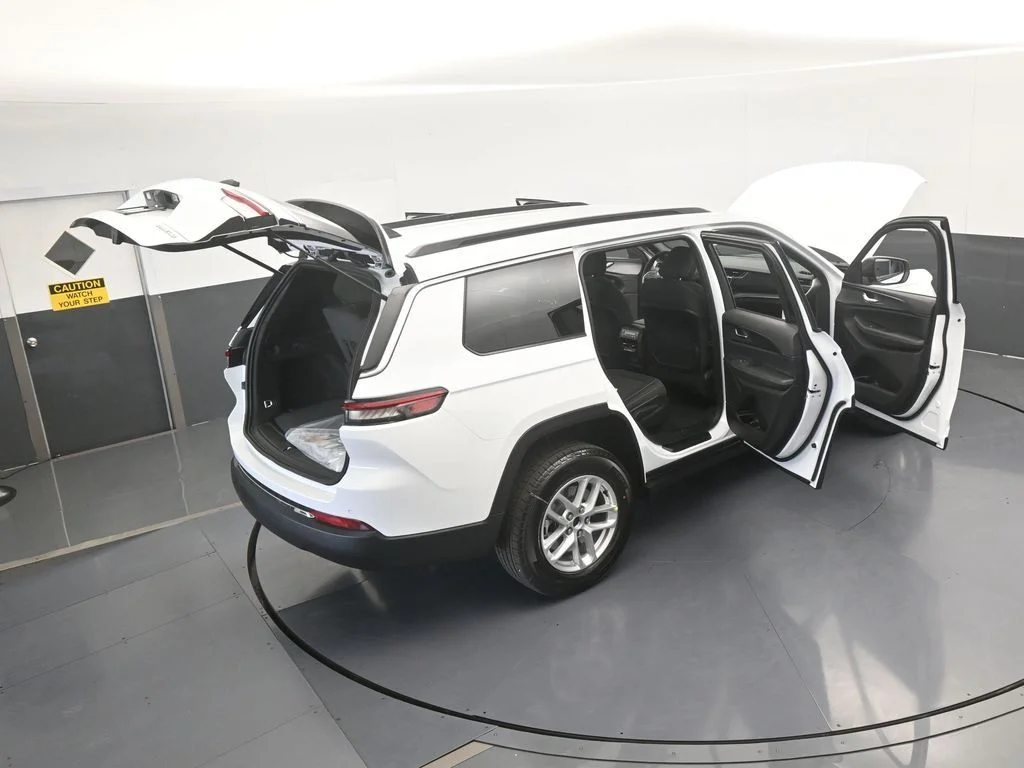 New 2026 Bright White Clear-Coat Exterior Paint Jeep Laredo image 64