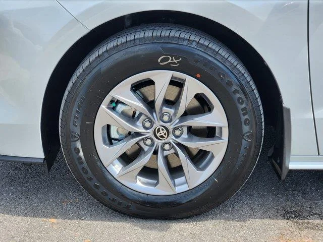 New 2026 White Toyota XLE 8 Passenger Front-Wheel Drive Passenger image 7