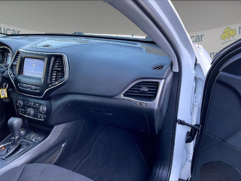 Used 2021 White Jeep Latitude image 13