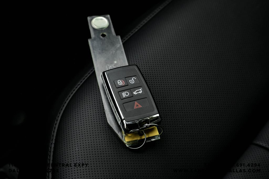 New 2026 Ostuni Pearl Wht Prem Met Land Rover Dynamic SE image 53