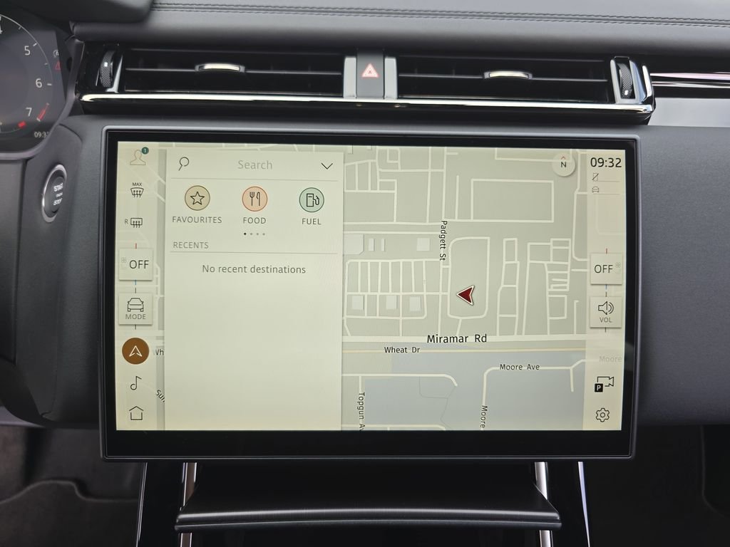 New 2026 Arroios Grey Land Rover Dynamic SE image 22