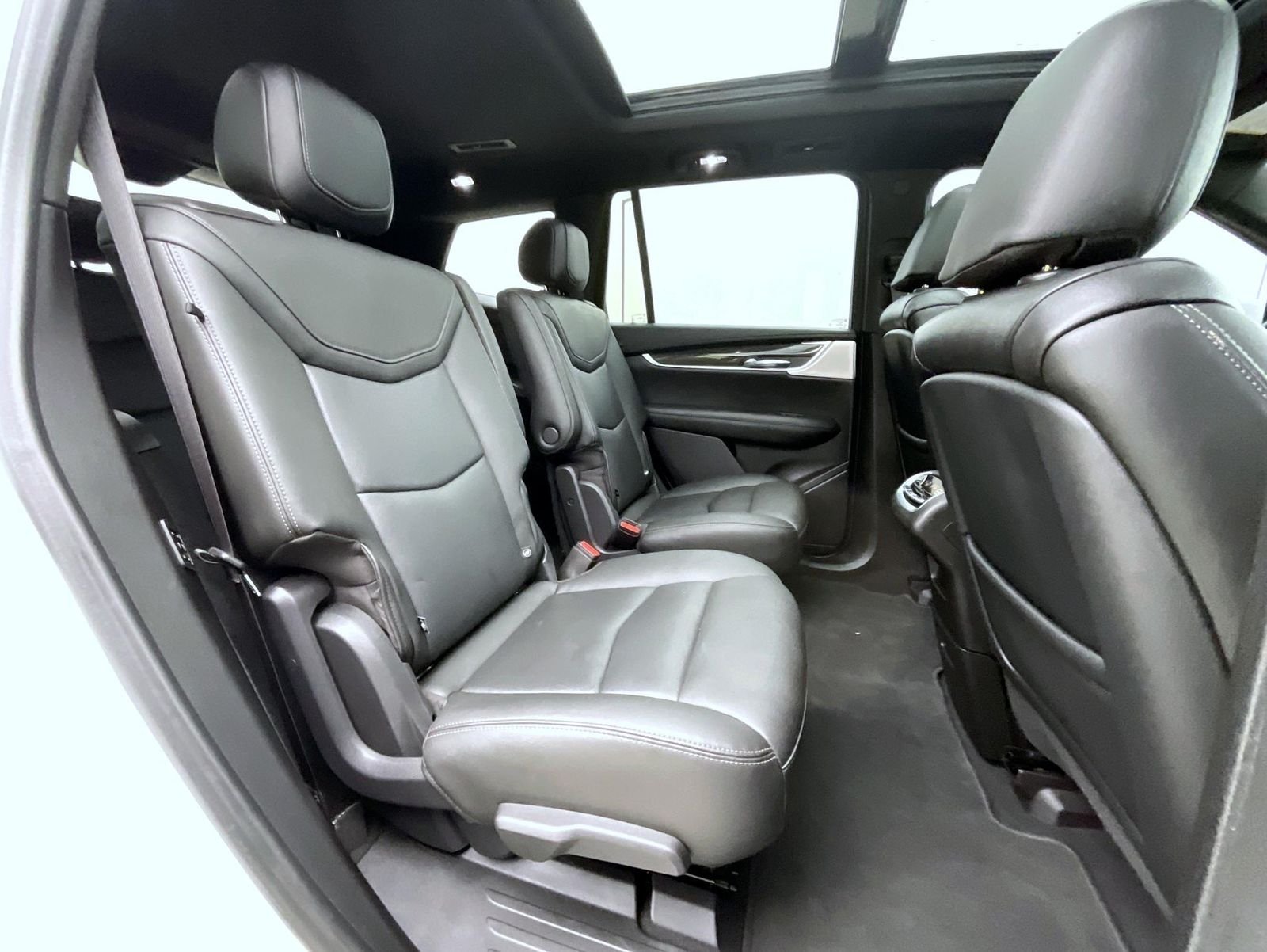 Used 2022 White Cadillac Sport image 22