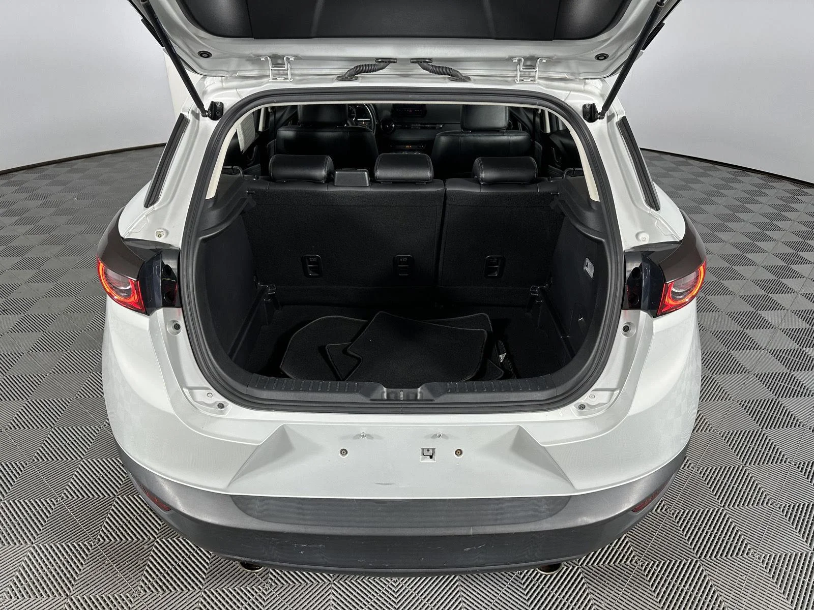 Used 2019 Ceramic Metallic Mazda Touring image 27