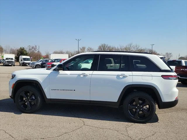 New 2026 Bright White Clear-Coat Exterior Paint Jeep Limited image 3