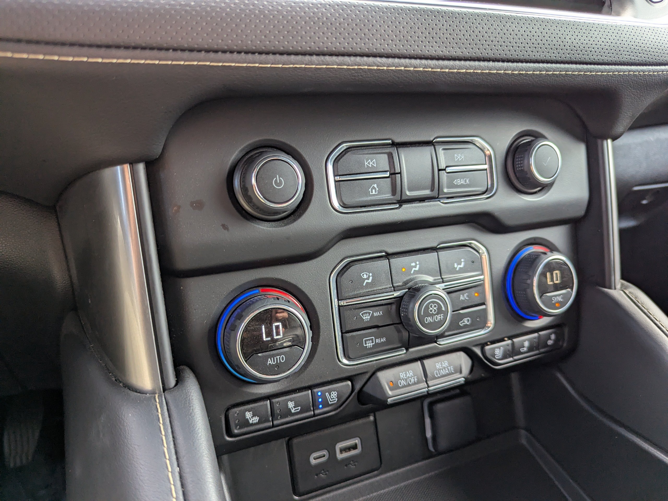 2024 Chevrolet Suburban Premier - Photo 25