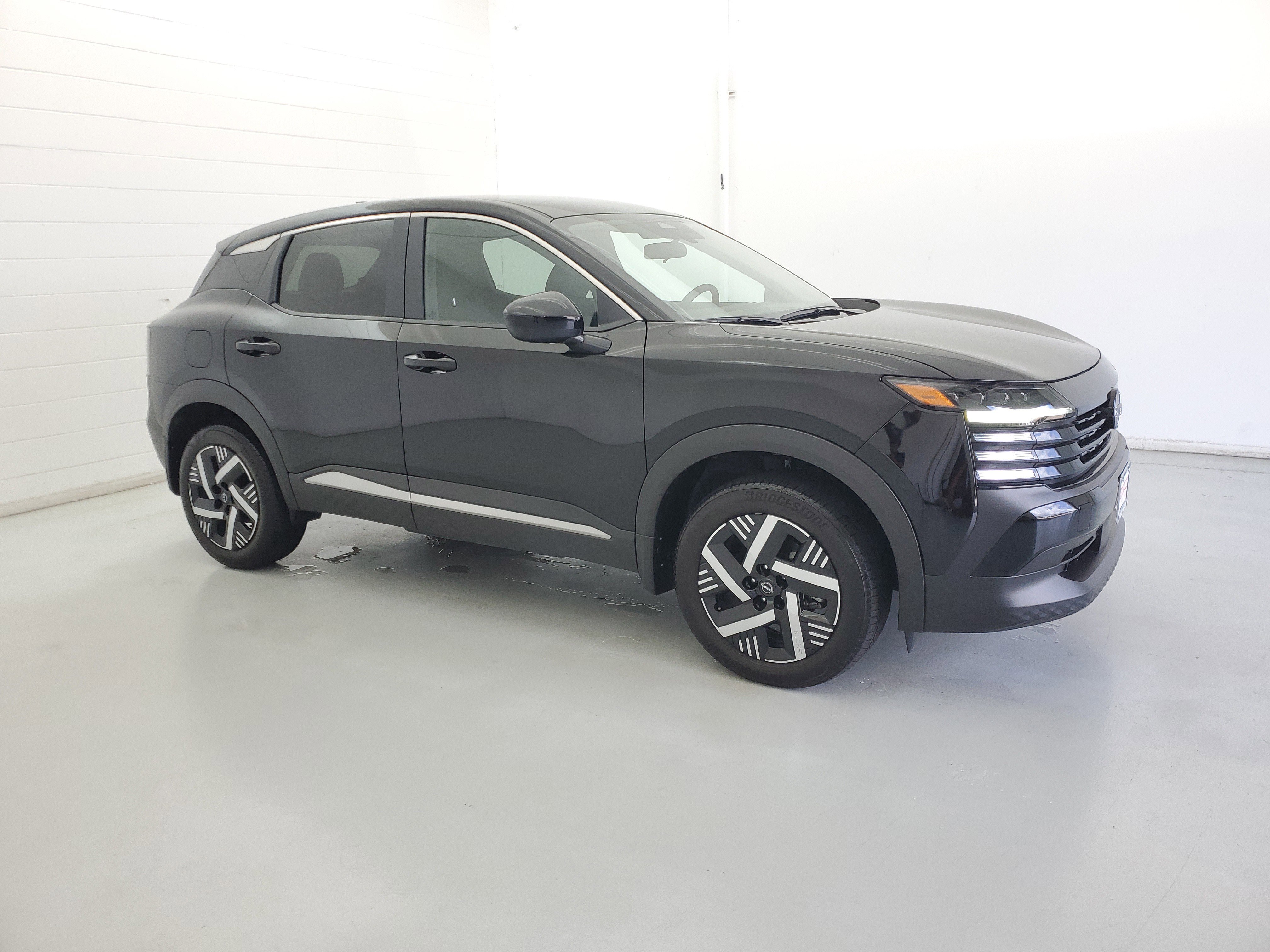 Used 2025 Super Black Nissan SV image 4