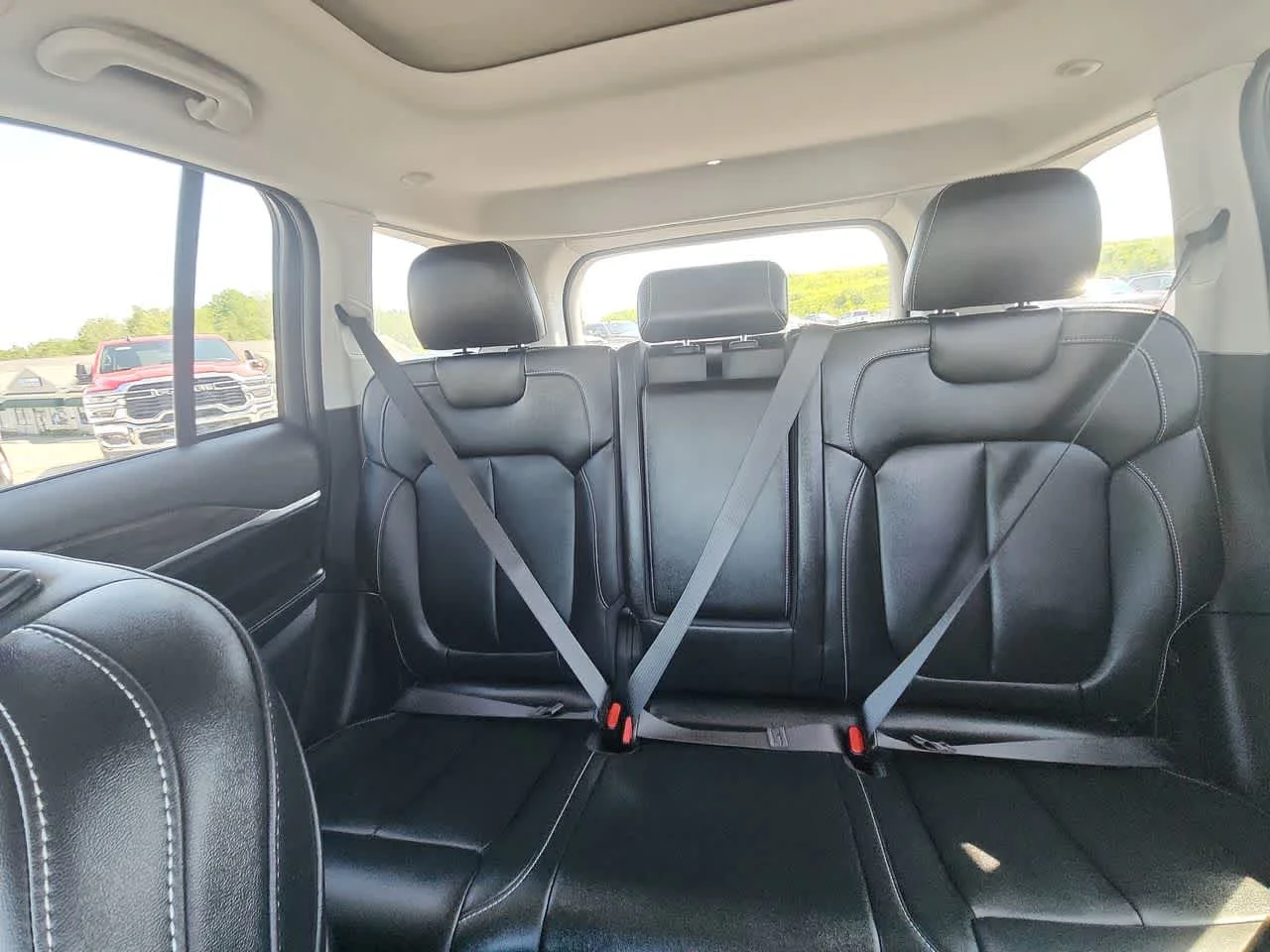 Used 2023 Rocky Mountain Pearlcoat Jeep Limited image 16