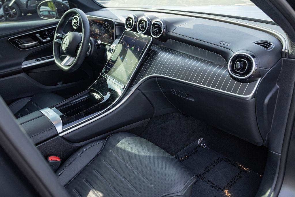 Used 2024  Mercedes-Benz GLC 300 image 32
