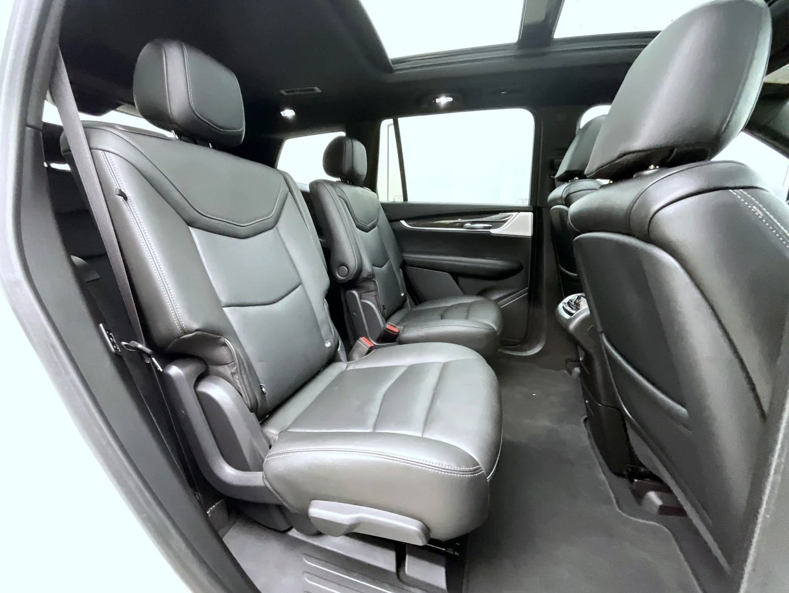 Used 2022 White Cadillac Sport image 22