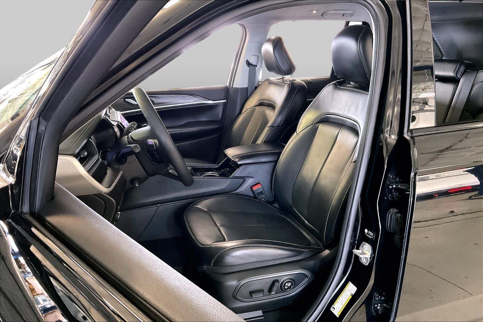 Used 2023 Diamond Black Crystal Pearlcoat Jeep Limited image 7