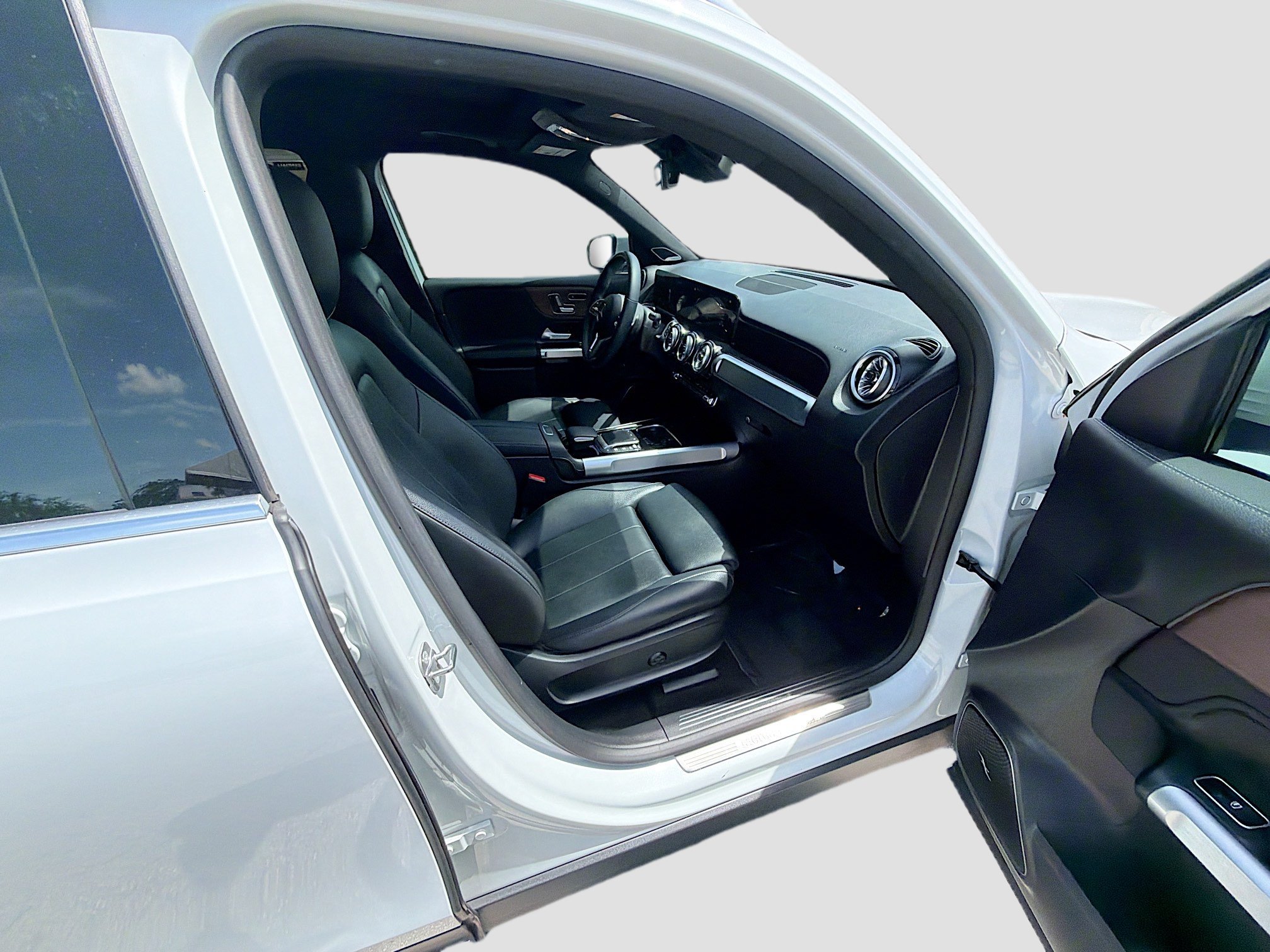 Used 2023 White Mercedes-Benz EQB 300 image 31