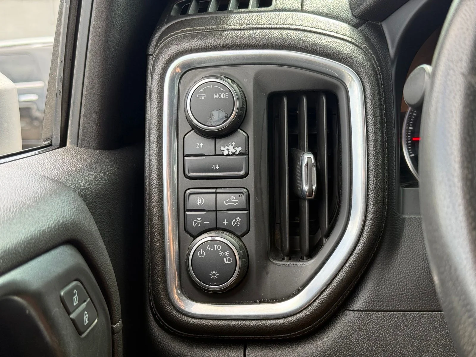 Used 2020 White Chevrolet LT image 26