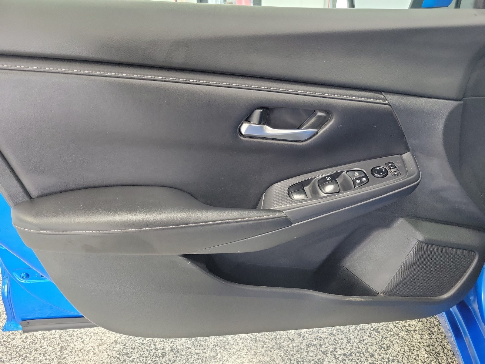 Used 2022 Blue Nissan SV image 6