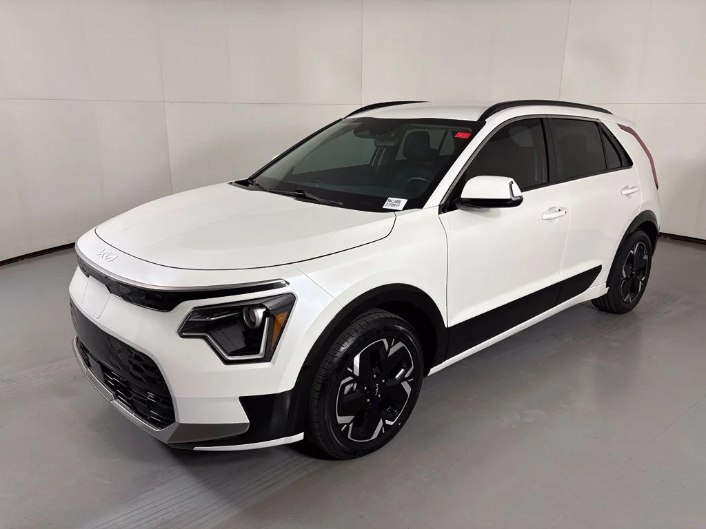 Used 2023 White Kia Wind image 4