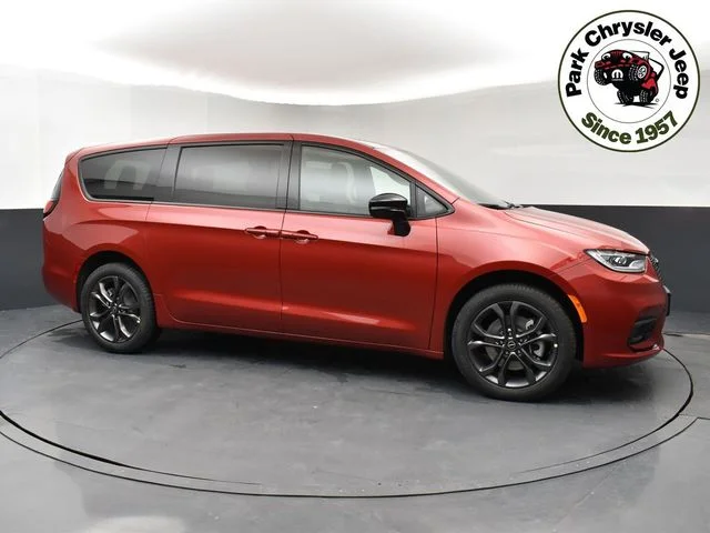 2026 Chrysler Pacifica Select AWD's photo