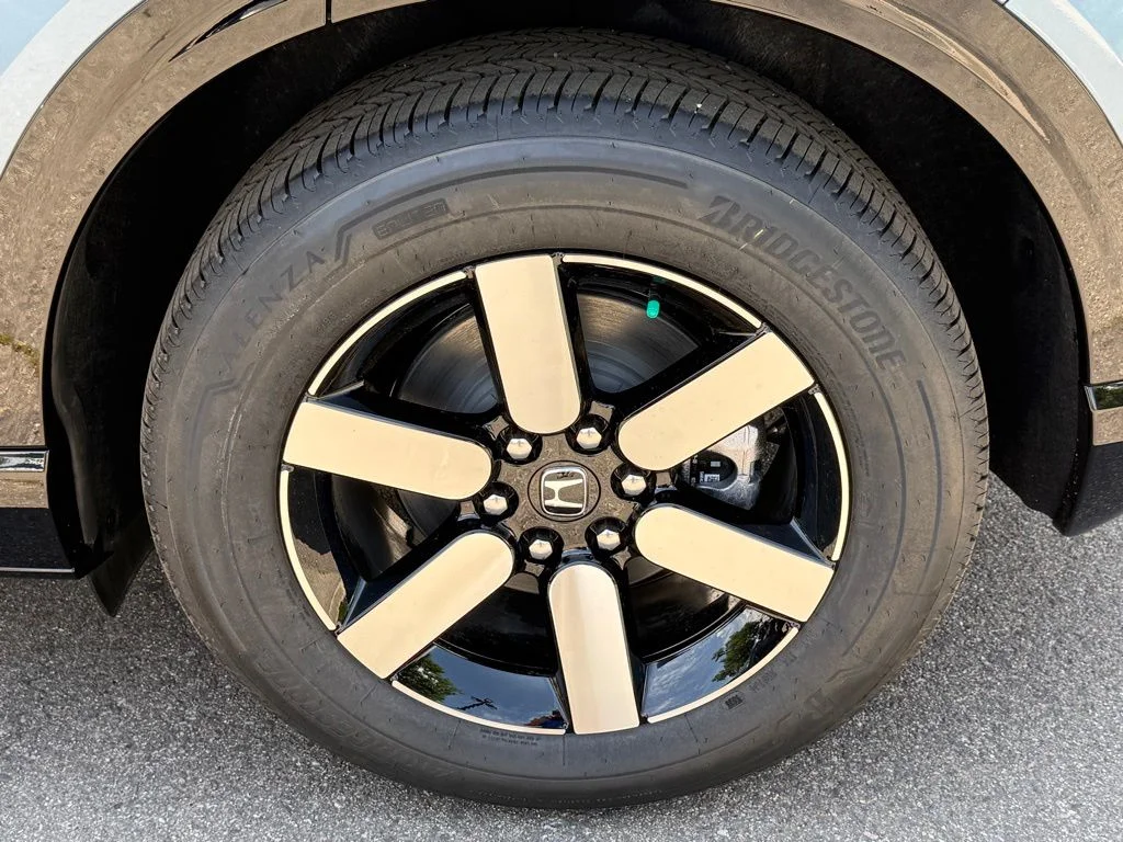 New 2026 Sonic Gray Pearl Honda Touring image 11