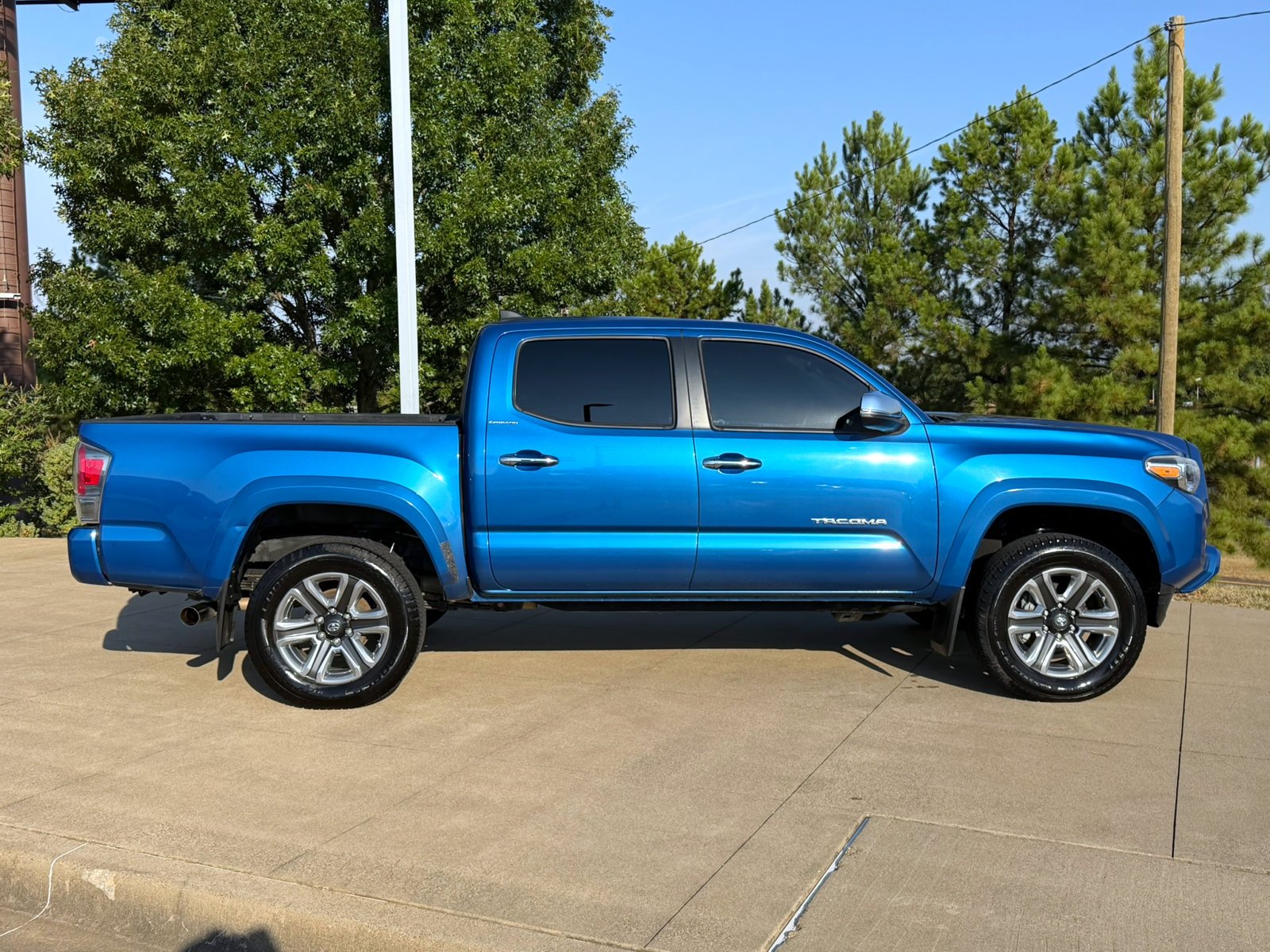 Used 2017 Blazing Blue Pearl Toyota Limited image 7