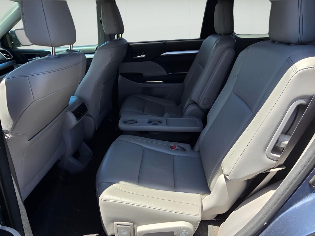 Used 2014 Shoreline Blue Pearl Toyota XLE image 11