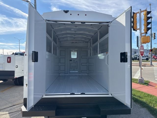 New 2025 Summit White Chevrolet 1WT image 6