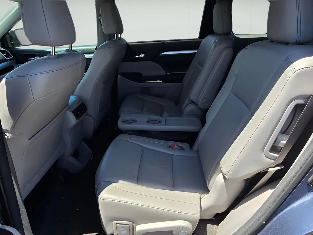 Used 2014 Shoreline Blue Pearl Toyota XLE image 11