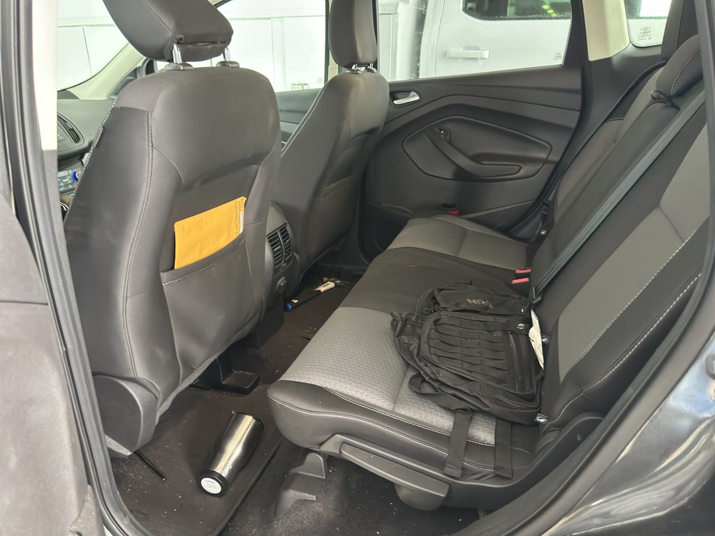 Used 2018 MAGNETIC METALLIC Ford SE image 4